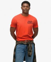 Superdry Lo‑fi Outdoors Relaxed T‑Shirt z bawełny organicznej – DEEP RED. Czerwone t-shirty męskie Superdry., l, bez wzorów, z bawełny, bez kołnierzyka. Za 200.95 zł.