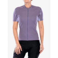 Koszulka rowerowa damska Rab Cinder Jersey. Fioletowe bluzki sportowe damskie RAB, z jersey, bez kołnierzyka, bez ramiączek. Za 418.25 zł.