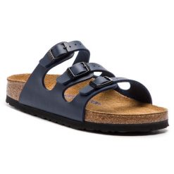 Klapki Birkenstock. Niebieskie klapki damskie Birkenstock, bez wzorów, bez obcasa. Za 399.99 zł.