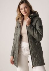 Zielona Pikowana Kurtka Przejściowa Parka z Kapturem o Długim Kroju z Ozdobą Isaline. Zielone kurtki damskie Born2be, l, z aplikacjami, z dresówki, z kapturem. Za 159.99 zł.