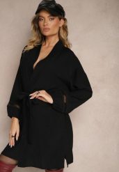 Czarna Sukienka Kimono z Wiskozy z Kieszeniami Zdobiona Ażurowymi Wstawkami Salithia. Czarne sukienki damskie Renee, m, z aplikacjami, z wiskozy, eleganckie, bez kołnierzyka, bez ramiączek, mini. W wyprzedaży za 83.99 zł.