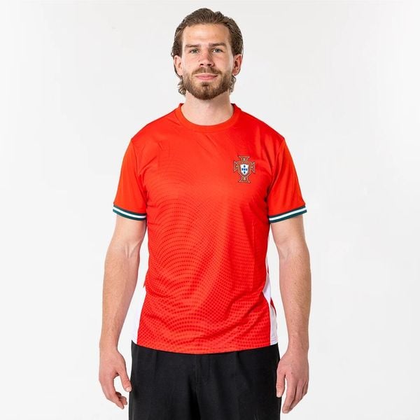 Portugalia Koszulka Piłkarska Męska. Czerwone t-shirty sportowe męskie FPF, m, z materiału, bez ramiączek, do piłki nożnej. Za 129.99 zł.