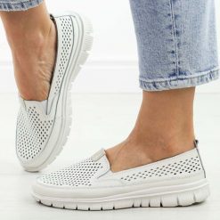 Białe ażurowe skórzane półbuty damskie Jezzi 6870. Białe półbuty damskie Jezzi, w ażurowe wzory, z jeansu, eleganckie, bez obcasa, na płaskiej podeszwie. Za 189.00 zł.