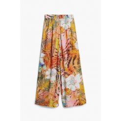 Spodnie damskie Desigual Nasau. Spodnie dresowe damskie Desigual, bez wzorów. Za 259.30 zł.