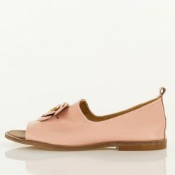 Róż puder skórzane Polskie sandały damskie z zakrytą piętą Deoni D487A. Czerwone sandały damskie Deoni, z aplikacjami, z jeansu, bez obcasa, na płaskiej podeszwie. Za 449.00 zł.