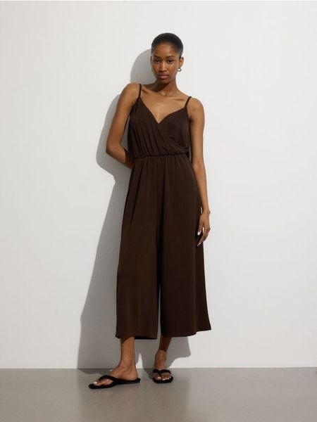 Kombinezon z modalem - brązowy. Brązowe kombinezony damskie Reserved, l, bez wzorów, z tkaniny, bez kołnierzyka, bez ramiączek. W wyprzedaży za 69.99 zł.
