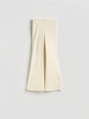 Spodnie flare - złamana biel. Spodnie materiałowe damskie Reserved, bez wzorów, z dzianiny. Za 129.99 zł.