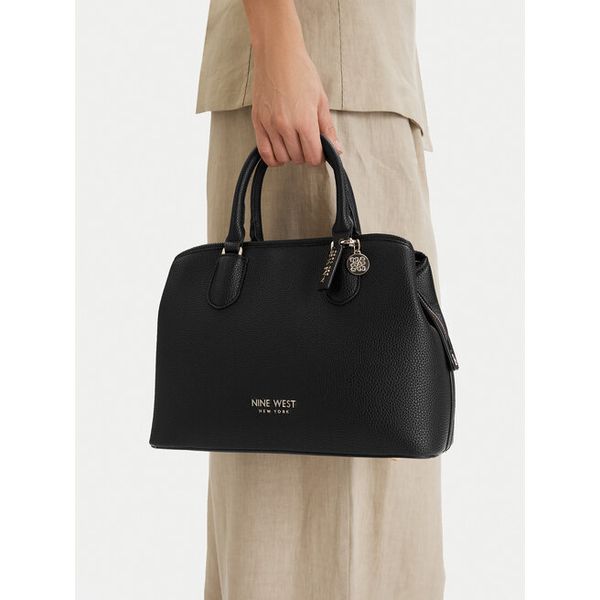 Torebka Nine West. Czarne torebki klasyczne damskie Nine West, bez wzorów, bez dodatków. Za 249.99 zł.