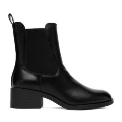 Botki JENNY. Czarne botki damskie Jenny, bez obcasa, na słupku, bez zapięcia. Za 159.99 zł.