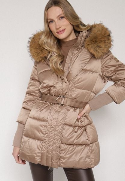 Ciemnobeżowa Kurtka z Pikowanymi Przeszyciami Paskiem i Kapturem z Futrem Lidanessa. Brązowe kurtki damskie Born2be, l, bez wzorów, z dzianiny, narciarskie. Za 274.99 zł.