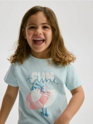T-shirt z wypukłym nadrukiem - jasnoniebieski. Niebieskie koszulki dziewczęce Reserved, m, bez wzorów, z bawełny, bez ramiączek. W wyprzedaży za 9.99 zł.