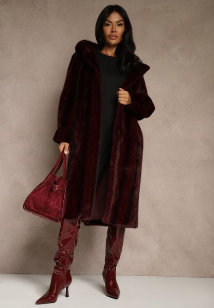 Bordowy Futrzany Płaszcz z Kapturem Zdobiony Pionowym Wzorem Elrinrahne. Czerwone płaszcze damskie Renee, l, z aplikacjami, z futra, klasyczne. Za 339.99 zł.