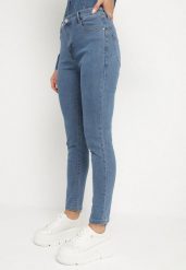 Niebieskie Jeansy z Bawełną i Wysokim Stanem Slinntia. Niebieskie jeansy damskie Born2be, z podwyższonym stanem. Za 59.99 zł.