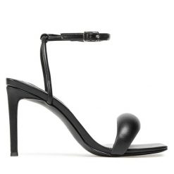 Sandały Steve Madden. Czarne sandały damskie Steve Madden, bez wzorów, bez obcasa, na szpilce. Za 329.99 zł.