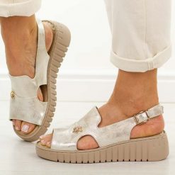 Złote sandały damskie Potocki 12821. Żółte sandały damskie POTOCKI, z aplikacjami, ze skóry, bez obcasa, na platformie. Za 199.00 zł.