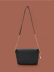 Torebka crossbody z łańcuszkiem - czarny. Czarne torebki klasyczne damskie Sinsay, bez wzorów, bez dodatków. Za 35.99 zł.