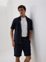Szorty regular fit - granatowy. Niebieskie szorty męskie Reserved, z bawełny, bez kołnierzyka. Za 109.99 zł.