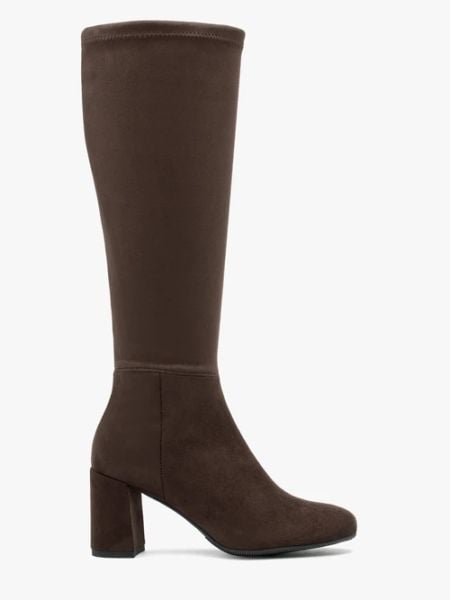 Ciemnobrązowe kozaki z szeroką elastyczną cholewką. Brązowe kozaki damskie Ryłko, z tkaniny, z okrągłym noskiem, bez obcasa, na słupku. Za 499.99 zł.