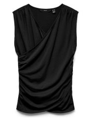 Vero Moda Bluzka w kolorze czarnym rozmiar: S. Czarne bluzki damskie Vero Moda, s, bez wzorów, bez kołnierzyka, bez ramiączek. Za 93.07 zł.