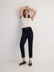 Spodnie z paskiem - granatowy. Niebieskie spodnie materiałowe damskie Reserved, bez wzorów, z tkaniny. W wyprzedaży za 79.99 zł.