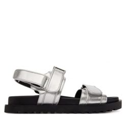 Sandały Guess. Szare sandały damskie Guess, z aplikacjami, bez obcasa, na płaskiej podeszwie. Za 499.99 zł.