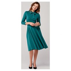 Sukienka Sotera szmaragdowa XXS zielony. Zielone sukienki damskie Marie Zélie, l, bez wzorów, z bawełny, bez kołnierzyka, bez ramiączek, dopasowane. W wyprzedaży za 208.20 zł.
