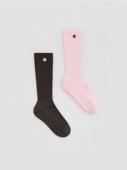 Długie skarpetki z haftem 2 pack - wielobarwny. Skarpetki damskie Reserved, bez wzorów. Za 59.99 zł.