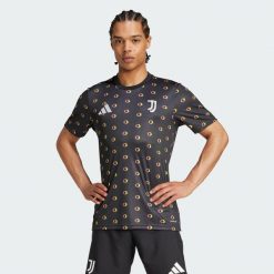 Koszulka Juventus Pre-Match. Czarne t-shirty sportowe męskie Adidas, m, z materiału, bez ramiączek, na fitness i siłownię. Za 329.00 zł.