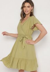 Zielona Wiskozowa Sukienka z Kopertowym Dekoltem i Paskiem Aurenelle. Zielone sukienki damskie Born2be, na co dzień, na lato, l, bez wzorów, z jeansu, eleganckie, bez kołnierzyka, bez ramiączek, midi, dopasowane. W wyprzedaży za 51.99 zł.