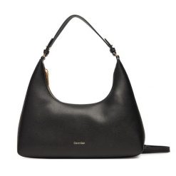 Torebka Calvin Klein. Czarne torebki klasyczne damskie CALVIN KLEIN, bez wzorów, bez dodatków. Za 339.99 zł.