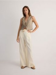 Spodnie z modalem - złamana biel. Spodnie materiałowe damskie Reserved, bez wzorów, z tkaniny. W wyprzedaży za 49.99 zł.