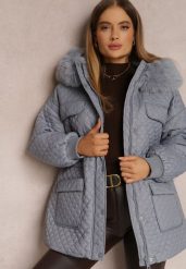 Jasnoniebieska Kurtka z Futrzanym Kapturem i Drobnym Pikowaniem Obtashe. Niebieskie kurtki damskie Renee, l, bez wzorów, z futra. Za 189.99 zł.