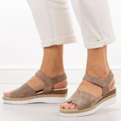 Fango skórzane sandały damskie na koturnie Jezzi 18-32. Brązowe sandały damskie Jezzi, bez wzorów, z jeansu, bez obcasa, na koturnie. Za 229.00 zł.
