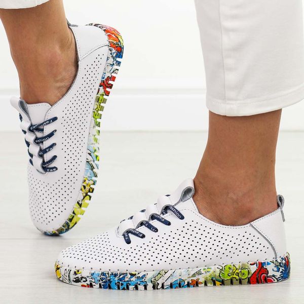 Biało granatowe skórzane półbuty damskie T.Sokolski W26-609. Białe półbuty damskie Sokolski, w ażurowe wzory, z jeansu, biznesowe, bez obcasa, na płaskiej podeszwie. Za 199.00 zł.