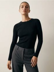 Klasyczny prążkowany sweter - czarny. Czarne swetry klasyczne damskie Sinsay, l, prążkowane, bez kołnierzyka. Za 29.99 zł.