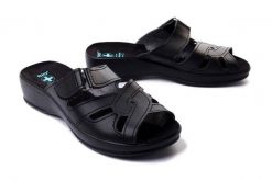 ADANEX DAK77 DAISY 24861 CZ/CZ czarny/czarny, klapki damskie. Czarne klapki damskie Adanex, bez wzorów, bez obcasa. Za 69.99 zł.