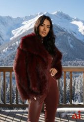 Bordowa Elegancka Kurtka Futerko z Kołnierzem Vertirida. Czerwone kurtki damskie Renee, na zimę, m, bez wzorów, z futra, bez kaptura. Za 229.99 zł.