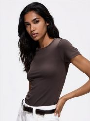 T-shirt slim fit - brązowy. Brązowe t-shirty damskie Reserved, l, bez wzorów, z dzianiny, bez kołnierzyka. Za 45.99 zł.