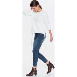 SWETER DAMSKI Z OZDOBNYMI WIĄZANIAMI PO BOKACH. Niebieskie swetry klasyczne damskie TROLL, na lato, s, z dzianiny, bez kołnierzyka. W wyprzedaży za 29.99 zł.