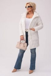 Pikowany płaszcz Vivien w kolorze ecru z fantazyjnymi kieszeniami OVERSIZE PLUS SIZE XXL JESIEŃ. Brązowe płaszcze damskie Moda Size Plus Iwanek, na jesień, plus size, bez wzorów, z poliesteru, eleganckie, plus size. Za 469.90 zł.