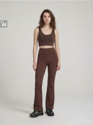 Spodnie flare z wysokim modelującym pasem - brązowy. Brązowe spodnie sportowe damskie Sinsay, l, na fitness i siłownię. Za 49.99 zł.