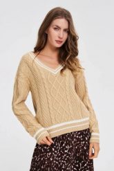 Sweter z dekoltem w serek beżowy. Brązowe swetry klasyczne damskie MOODO, l, bez kołnierzyka. W wyprzedaży za 79.99 zł.