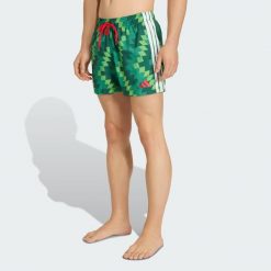 Szorty do pływania z grafiką inspirowaną piłką nożną; długość wewnętrznej strony. Czerwone szorty sportowe męskie Adidas, s, z materiału, do piłki nożnej. Za 219.35 zł.