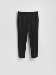 Spodnie chino slim fit - czarny. Czarne spodnie materiałowe męskie Reserved, bez wzorów, z dzianiny. Za 139.99 zł.