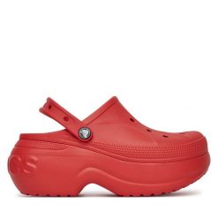 Klapki Crocs. Czerwone klapki damskie Crocs, bez wzorów, bez obcasa. Za 195.99 zł.