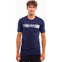 Koszulka sportowa męska Under Armour Camo Chest Stripe. Niebieskie t-shirty sportowe męskie Under Armour, l, bez ramiączek, do piłki nożnej. Za 111.00 zł.
