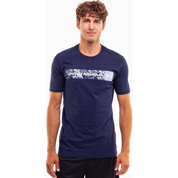 Koszulka sportowa męska Under Armour Camo Chest Stripe. Niebieskie t-shirty sportowe męskie Under Armour, l, bez ramiączek, do piłki nożnej. Za 111.00 zł.