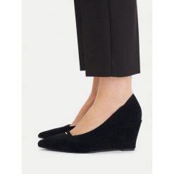 Czółenka MEXX. Czarne czółenka damskie Mexx, bez wzorów, bez obcasa. Za 329.99 zł.