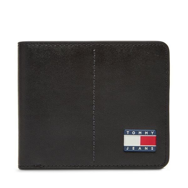 Portfel Tommy Jeans. Czarne portfele męskie Tommy Jeans, bez wzorów, z jeansu. Za 179.99 zł.