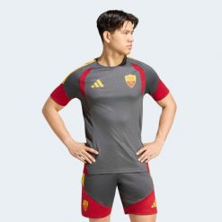Koszulka piłkarska treningowa ADIDAS AS Roma 26/27. T-shirty sportowe męskie Adidas, l, z materiału, bez ramiączek, do piłki nożnej, climacool (adidas). Za 239.99 zł.